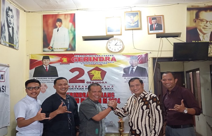 KDR (baju batik) bersama Ketua KIM Plus Buleleng, Gede Harja Astawa (kemeja abu) dalam silaturahmi politik untuk Pilkada Buleleng.