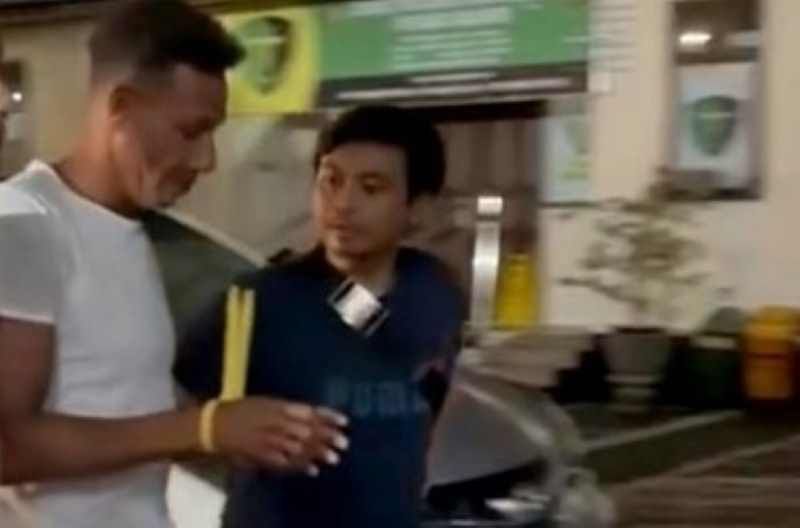 BULE KURANG AJAR : SA yang ugal-ugalan di jalan, mengamuk dan memukul ini akhirnya diborgol dijebloskan ke bui.