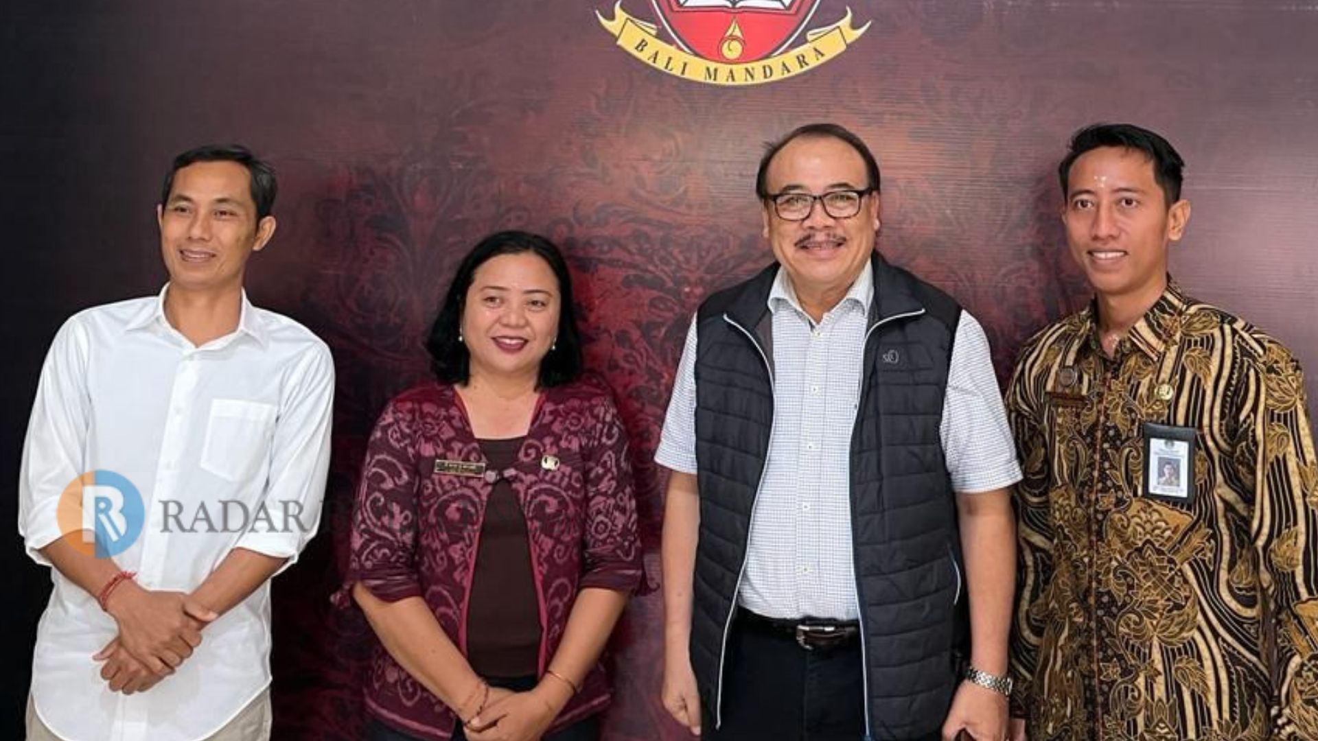 BALI MANDARA: Wakil Ketua DPRD Bali, Nyoman Sugawa Korry (dua dari kanan) saat melakukan kunjungan ke SMAN Bali Mandara.