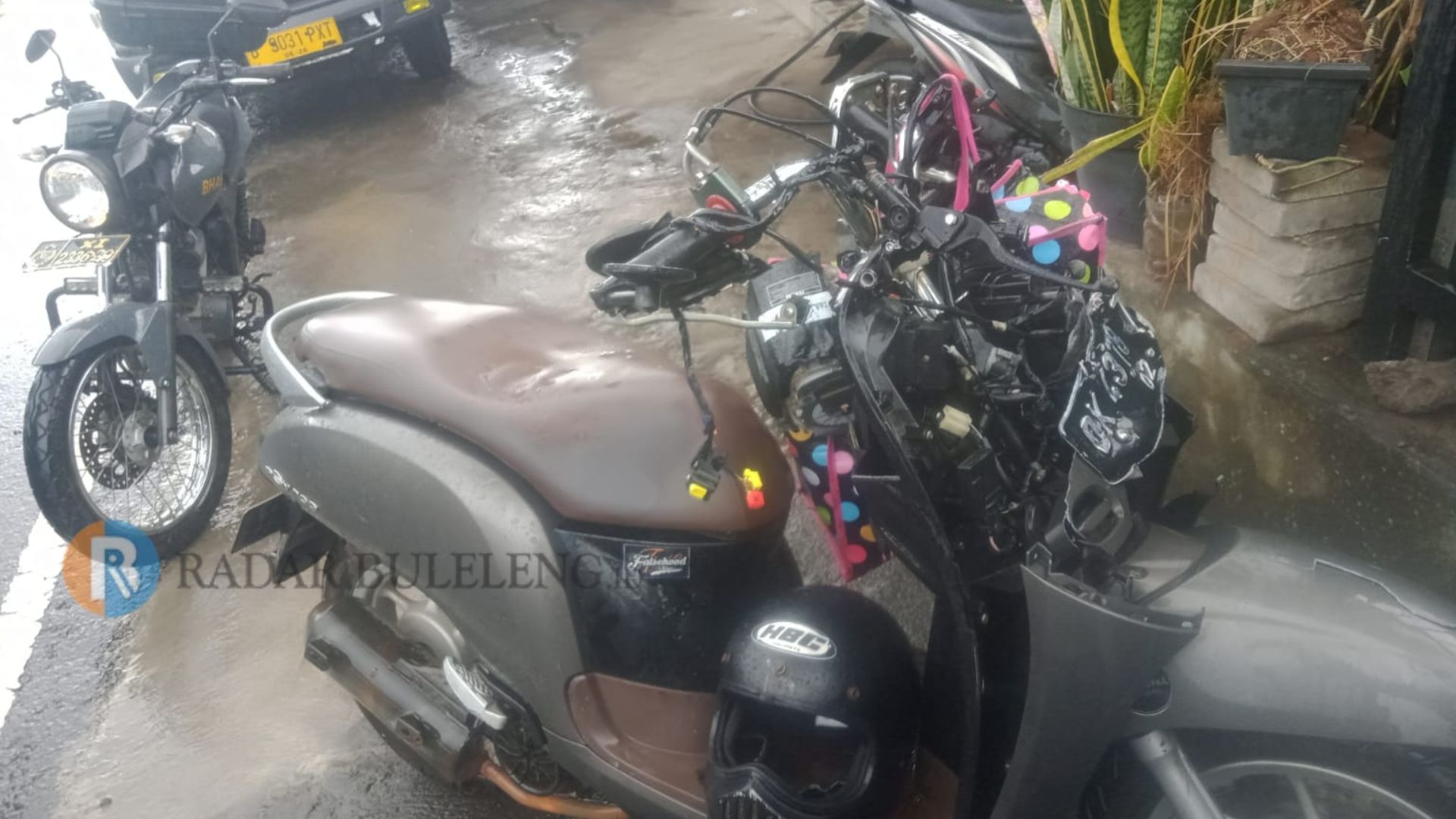 RINGSEK: Sepeda motor yang terlibat kecelakaan di Jalan Raya Denpasar-Seririt, Desa Munduk, Buleleng.