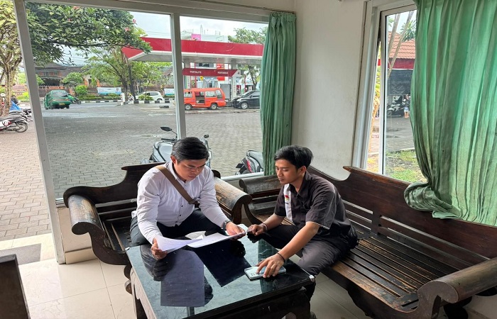 Aparat Polres Karangasem saat melakukan pengecekan ke sejumlah SPBU di Kabupaten Karangasem untuk memastikan keteresdiaan BBM bersubsidi terdistribusikan dengan baik.