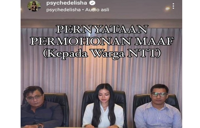 Selebgram Ade Chairunisa(tengah) saat memberikan pernyataan permohonan maaf kepada warga NTT.
