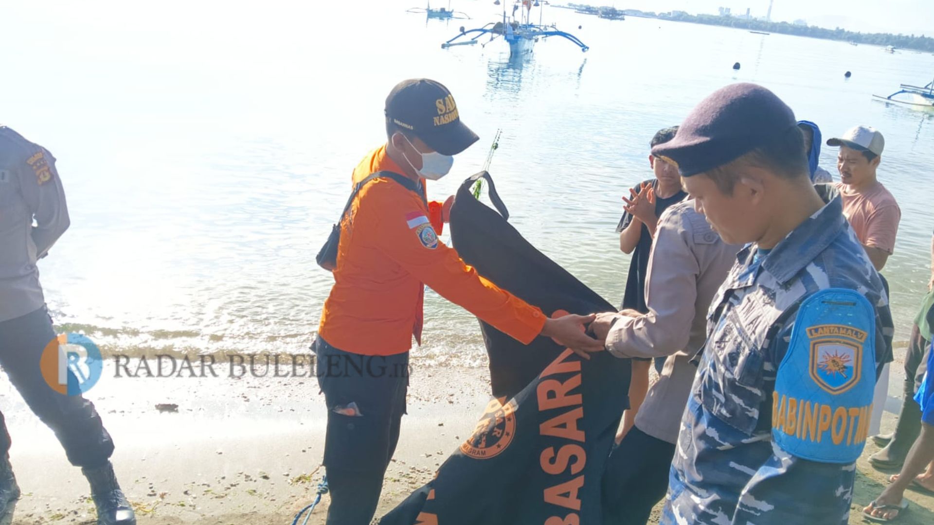 EVAKUASI: Tim SAR bersama pihak kepolisian dan TNI AL melakukan evakuasi terhadap jenazah lansia yang tenggelam di Pantai Yeh Biu, Desa Patas.