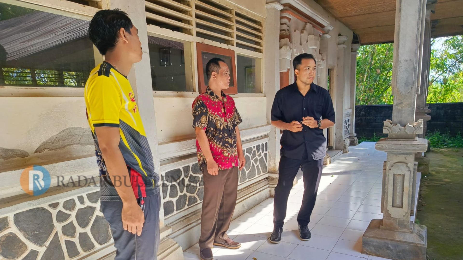 MINIM INFRASTRUKTUR: Sekretaris Dewan Pendidikan Buleleng, Bagus Andi Purnomo (paling kanan) saat mengunjungi SDN 2 Pelapuan.