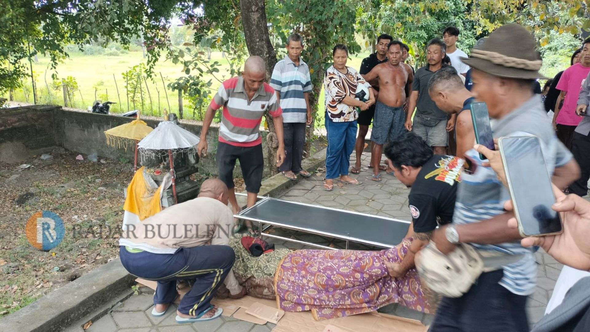 EVAKUASI: Polisi melakukan evakuasi jenazah sopir truk yang ditemukan meninggal.
