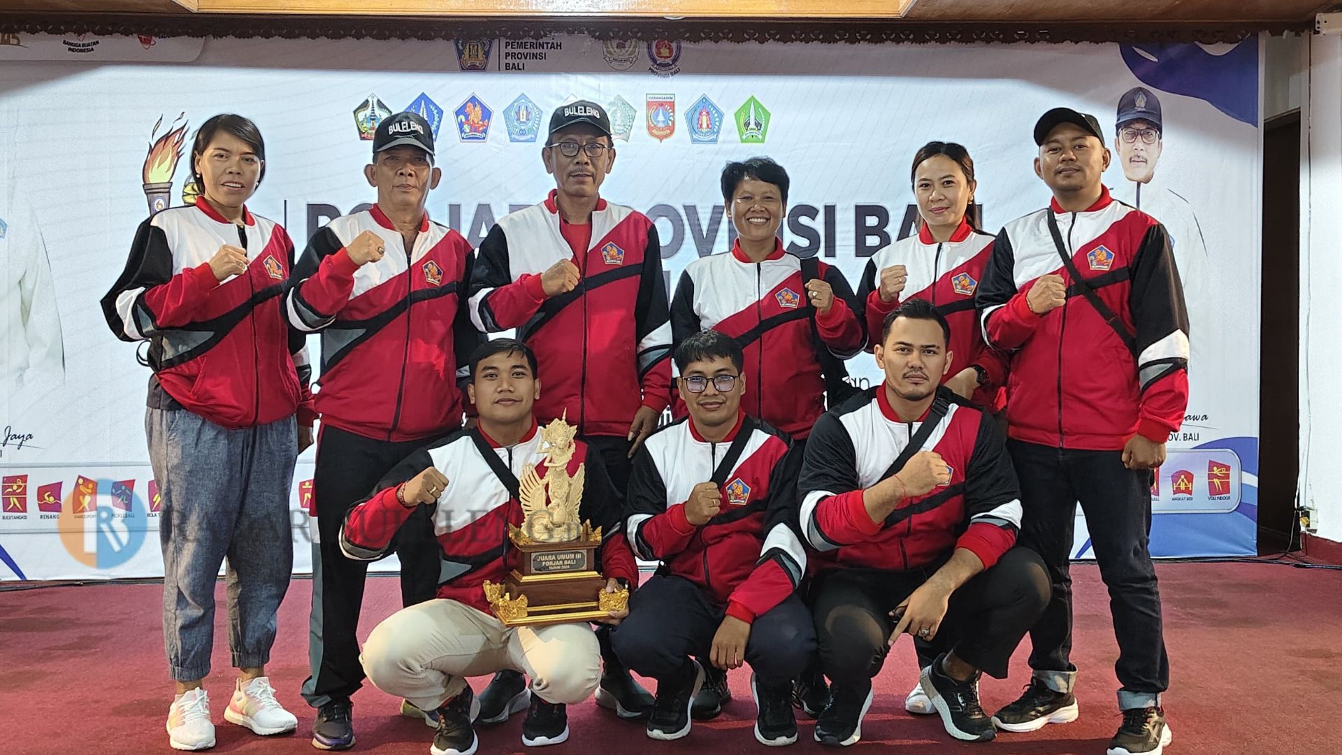 SPESIALIS PERINGKAT TIGA: Official Kontingen Buleleng berfoto setelah menerima trophy Porjar Bali 2024.
