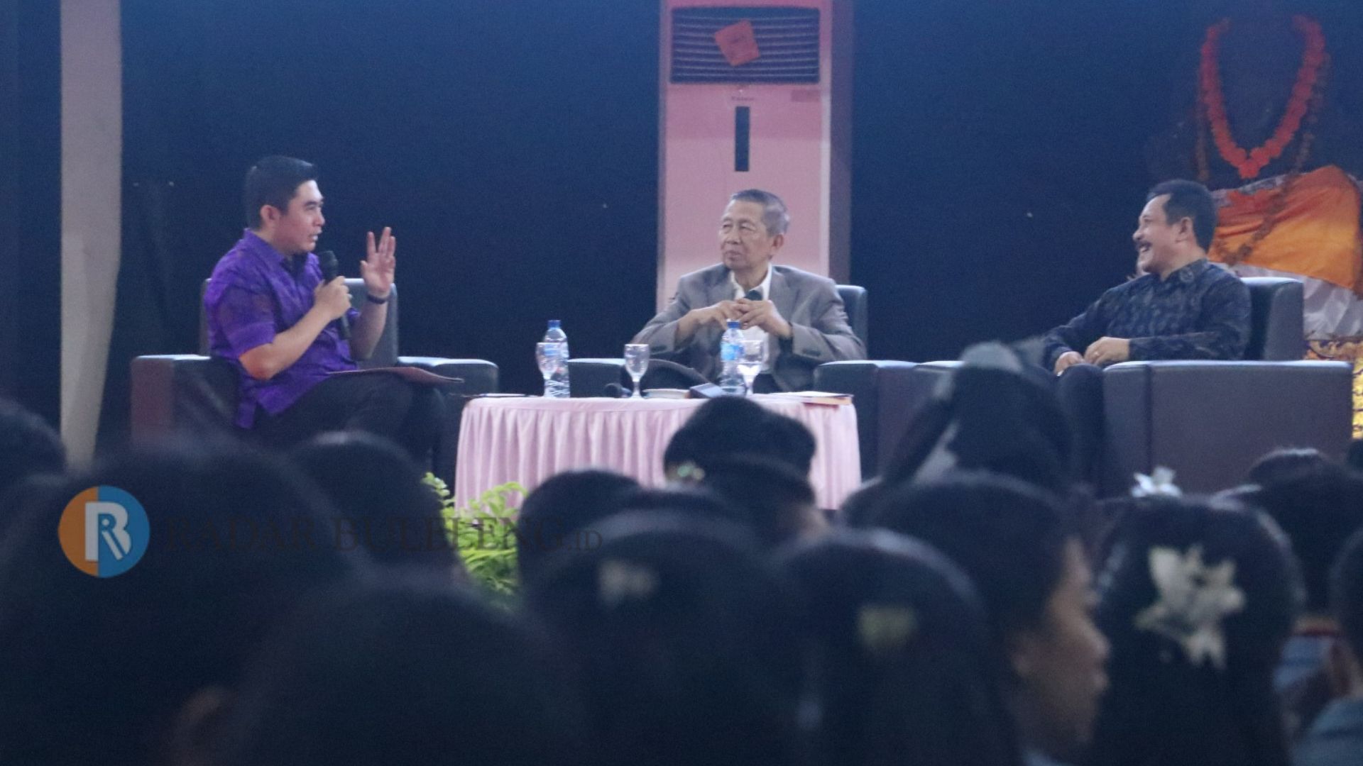 BICARA POLITIK: Anggota DPD RI, Made Mangku Pastika (tengah) saat menjadi pembicara dalam acara Viva Legislativa di Auditorium Undiksha, Singaraja.
