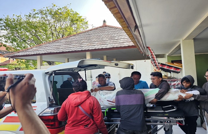 Keluarga dan kerabat almarhun Purwanto korban kebakaran gudang gas elpiji saat menaikan jenazah ke mobil ambulance di Rs Prof Ngoerah.