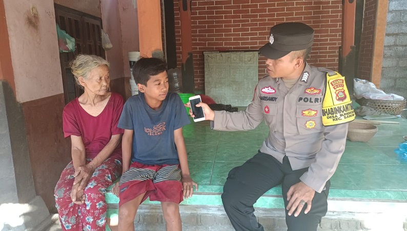 Bhabinkamtibmas Bungkulan berikan bantuan HP kepada anak yatim di wilayahnya. Harapannya untuk membantu komunikasi dan menunjang komunikasi.
