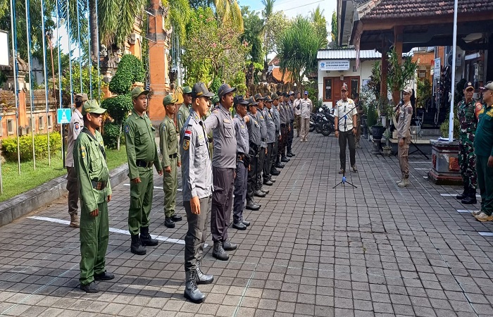 Linmas Buleleng dapat pelatihan dasar dalam rangka persiapan Pilkada 2024.