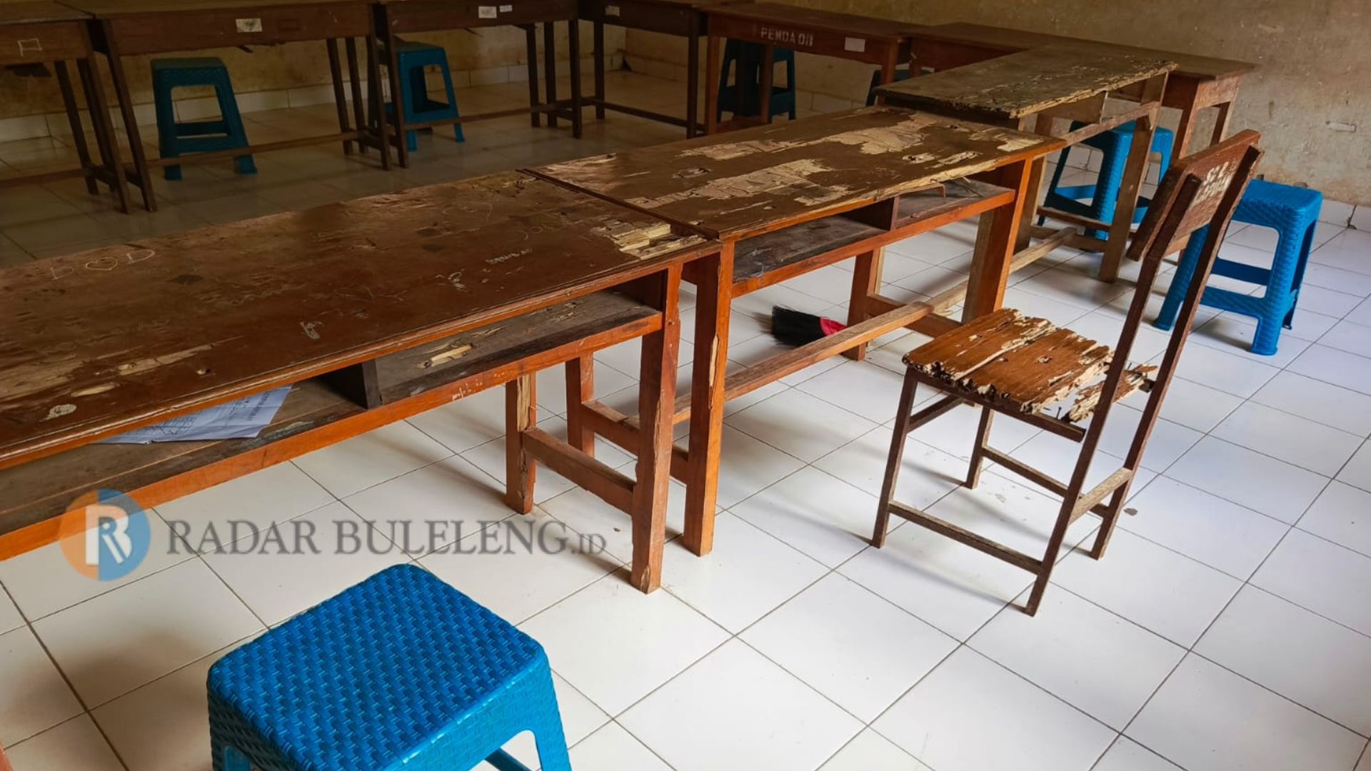 RUSAK PARAH: Kondisi meja dan bangku di SDN 2 Pelapuan yang rusak parah.