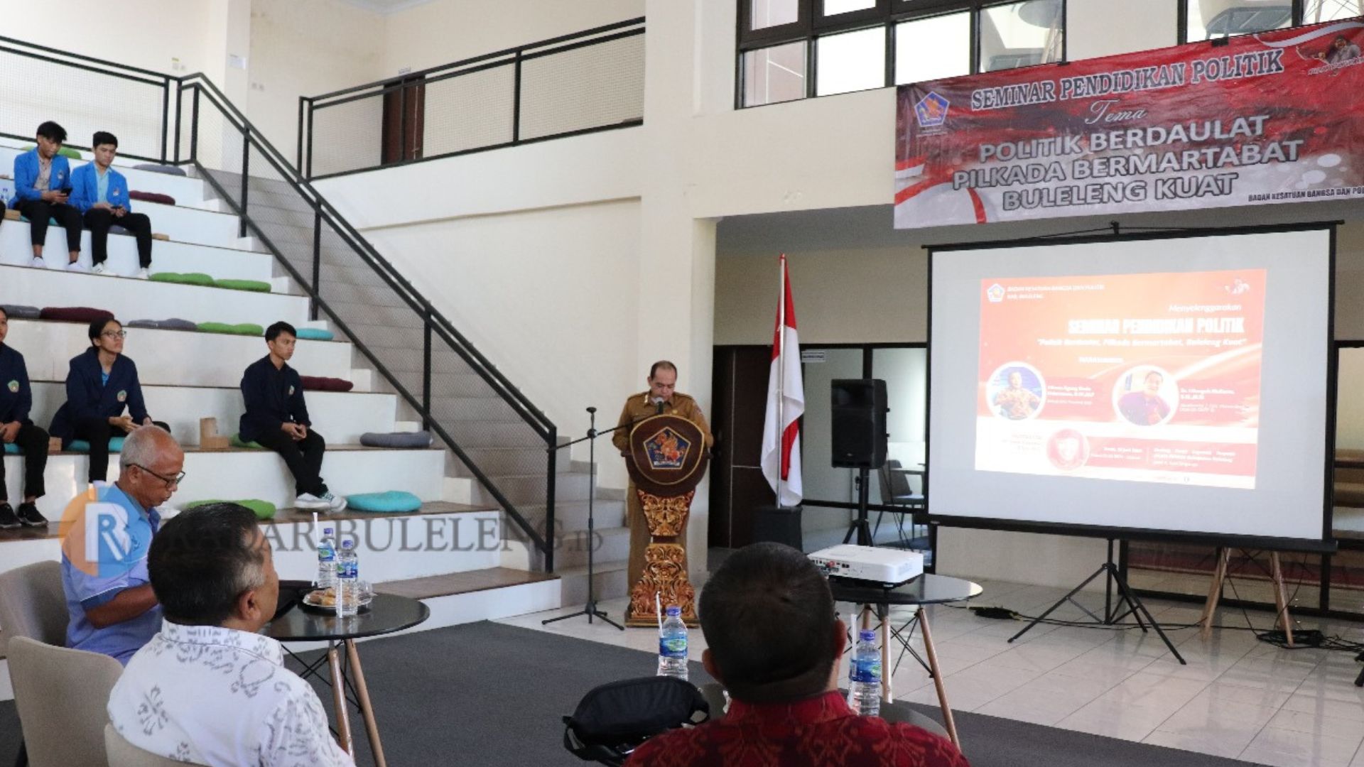 PENDIDIKAN POLITIK: Suasana seminar politik di Gedung PLUT Buleleng.  Seminar tersebut digelar jelang Pilkada Buleleng 2024.