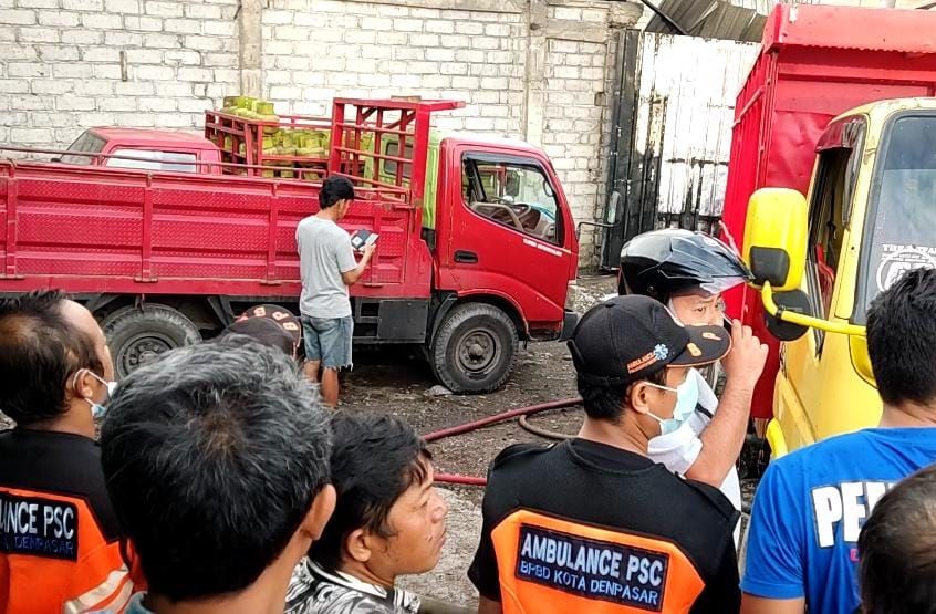SERPIHAN TABUNG GAS: Sejumlah aparat dan warga berupaya memadamkan api yang berkobar di gudang gas elpiji di Cargo Denpasar Minggu (9/6/2024).