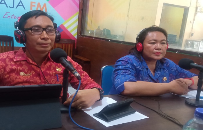 Kepala Dinas P2KBP3A Kabupaten Buleleng, I Nyoman Riang Pustaka (kiri, berkacamata). Pemkab Buleleng siapkan program Puspaga Shanti untuk nihilkan kekerasan perempuan dan anak di Bali utara.