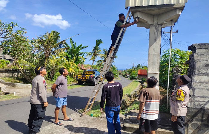 Suasana pemasangan kamera pengawas CCTV di Desa Tegalmengkeb, Kecamatan Selemadeg Timur, Tabanan.