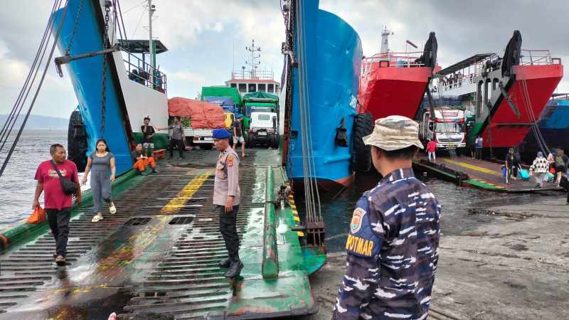 KETAT: Polisi dan TNI AL mengawasi proses bongkar muat kendaraan dari kapal di Dermaga LCM Pelabuhan Gilimanuk.
