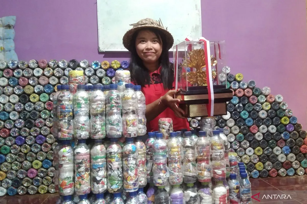 Pegiat lingkungan Komang Anik Sugiani menunjukkan penghargaan Kalpataru 2024 kategori Perintis Lingkungan oleh Kementerian Lingkungan Hidup dan Kehutanan.