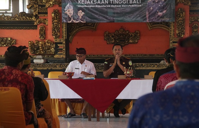 Sosialisasi penerangan hukum dari Kajati Bali ke desa dinas dan desa adat di Kabupaten Buleleng.