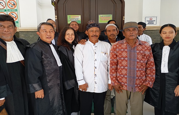 Tim PH Terdakwa dengan Acmat Saini dan Mokhamad Rasad usai sidang pembacaan putusan.