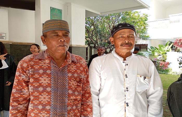 Dua terdakwa penistaan agama yakni Acmat Saini dan Mokhamad Rasad divonis hukuman percobaan selama satu tahun. Namun dipidana juga dengan hukuman enam bulan yang dikecualikan.