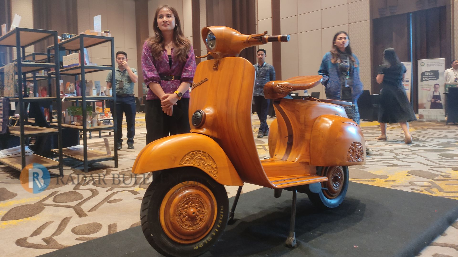 INSPIRATIF: Hasil karya vespa kayu yang dibuat oleh seniman asal Jembrana.