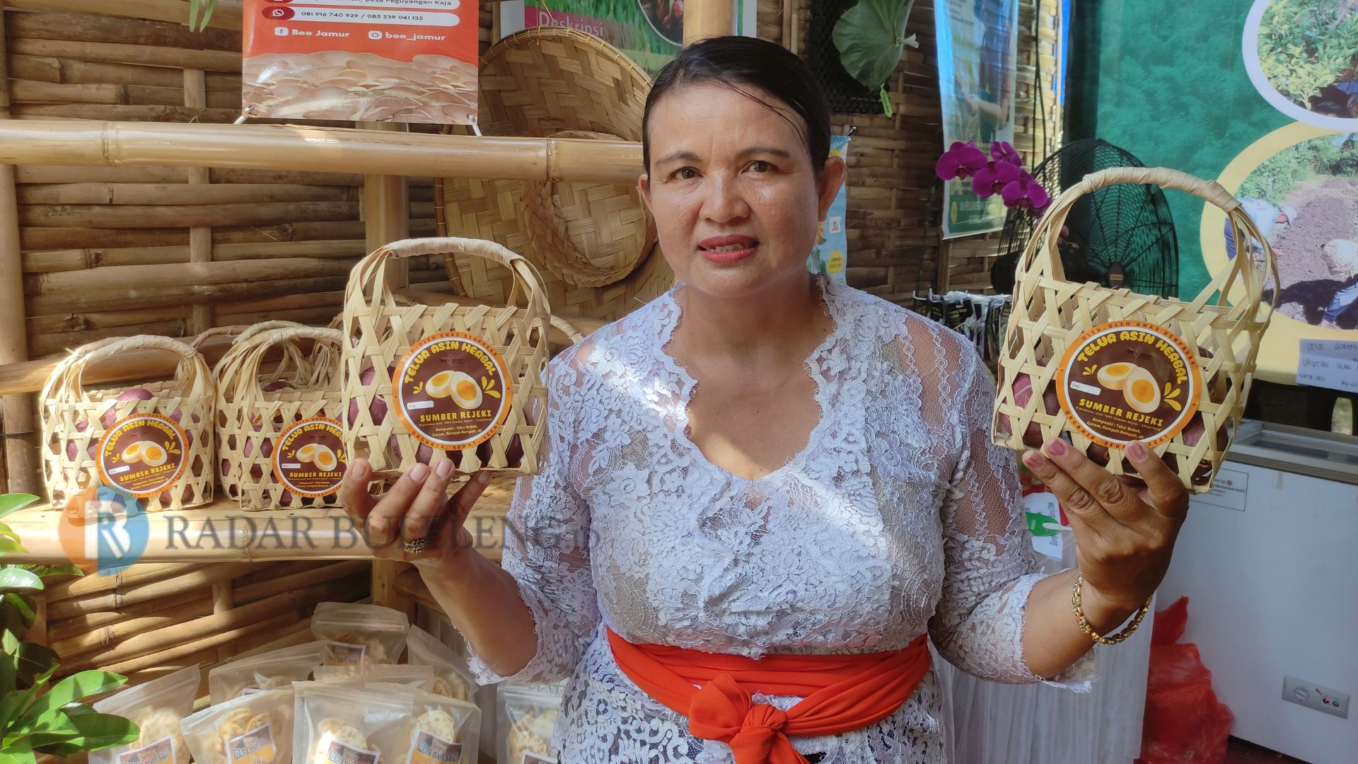KAYA REMPAH: Ketua KWT Sumber Rejeki, Ni Wayan Murni menunjukan telur asin herbal hasil kreasi kelompoknya.