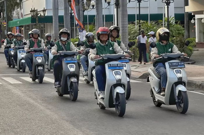 Honda EM1 e saat melintas jalanan Surabaya dalam acara "ESG Mission, Engaging for The Future"