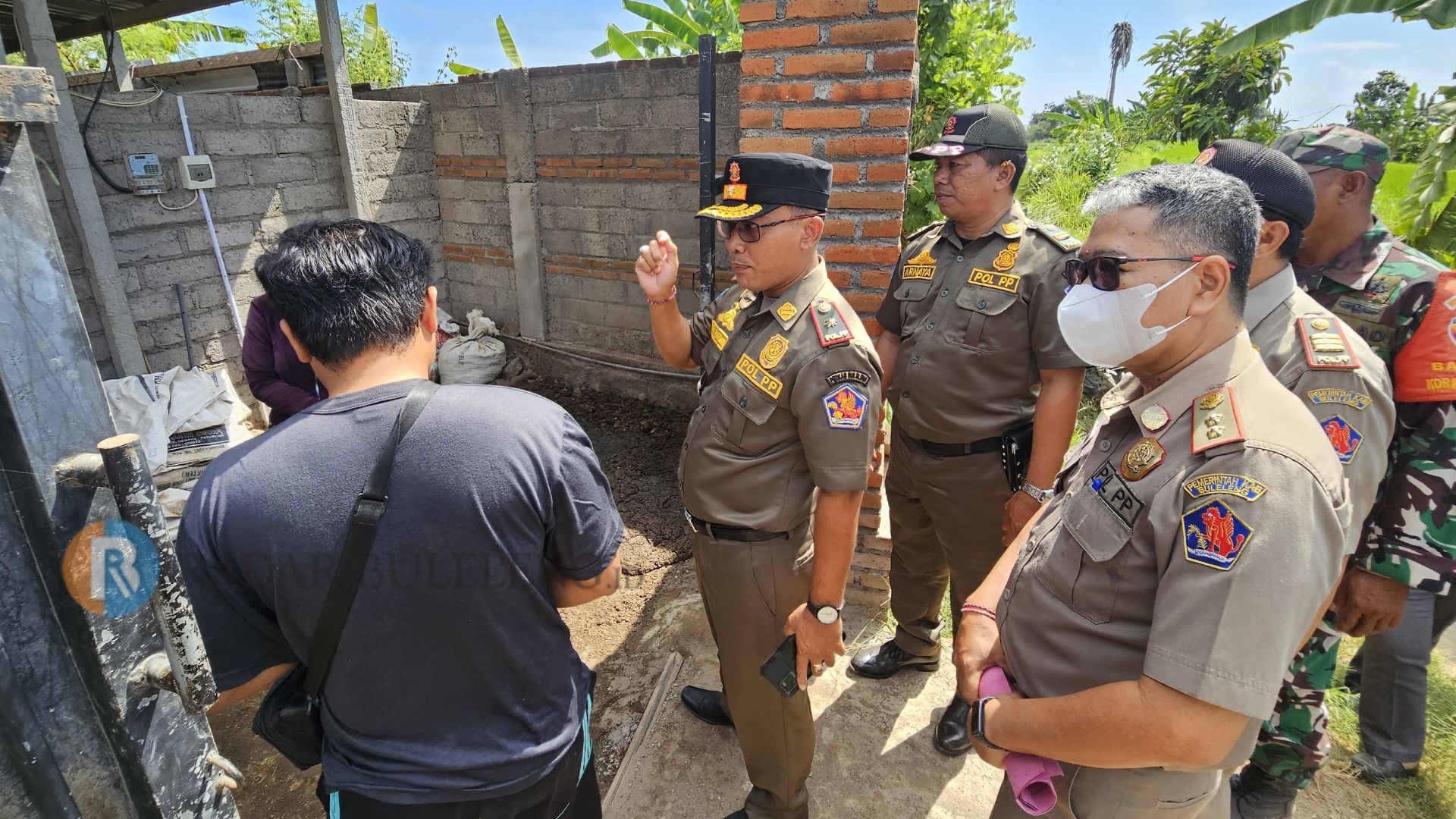 CEK IZIN: Pol PP Buleleng saat mendatangi peternakan ayam petelur di Desa Bungkulan, Buleleng.