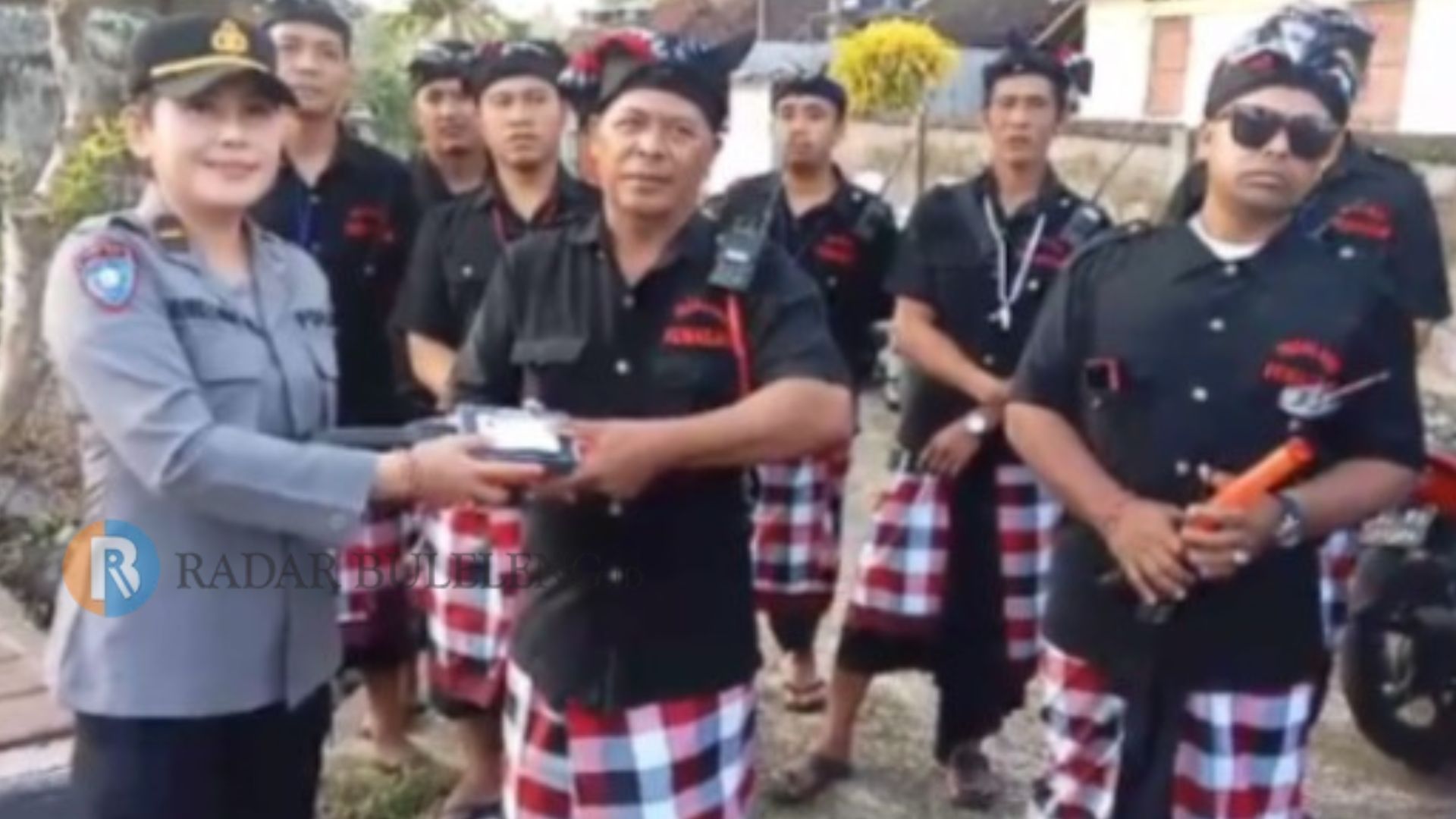 BERI BORGOL: Aparat kepolisian di Polsek Banjarangkan memberikan bantuan borgol kepada pecalang.