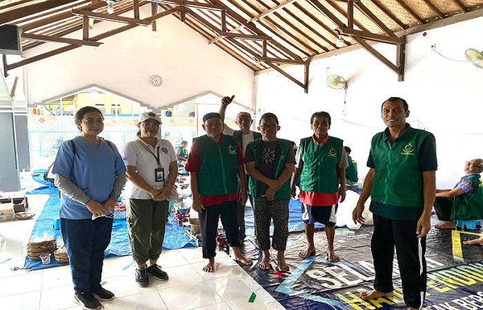 Tim dokter hewan melakukan pemeriksaan pada hewan kurban. Ini untuk memastikan sehat dan layak untuk dikonsumsi saat Hari Raya Idul Adha.