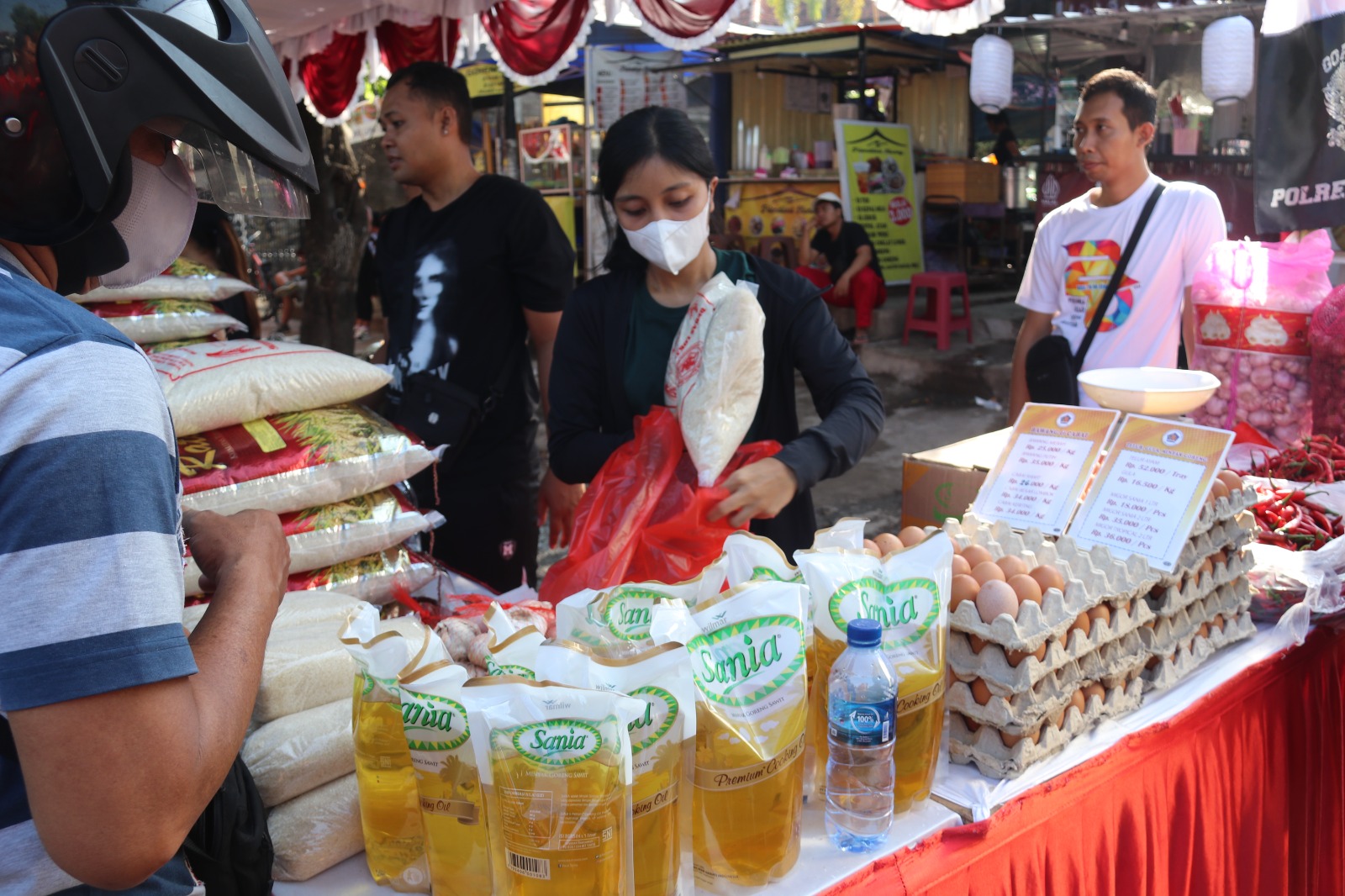 PASAR MURAH: Stand pasar murah yang dibuka saat car free day di Buleleng.