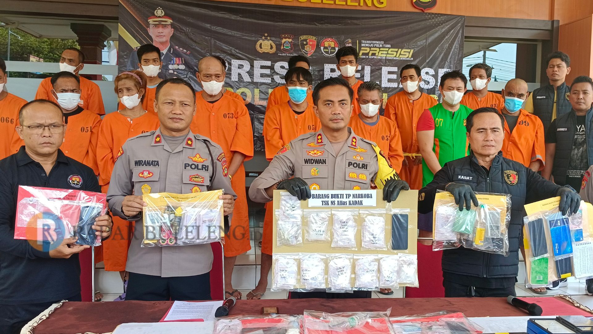 NARKOBA: Kapolres Buleleng AKBP Ida Bagus Widwan Sutadi (dua dari kanan) menunjukkan barang bukti kasus narkoba yang diberantas selama Operasi Antik Agung 2024.