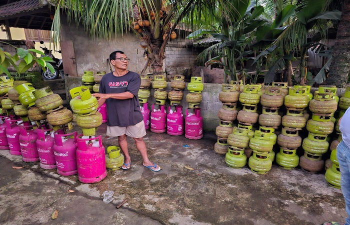 I Wayan Rawan, 51, ketangkap tangan sedang oplos gas subsidi ke non subsidi di gudang belakang rumahnya, Minggu (16/6) kemarin.