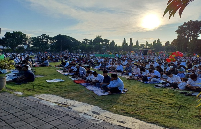 Umat Muslim di Buleleng lakukan salat Idul Adha 1445 Hijriah tahun 2024 di Taman Kota Singaraja. Mereka diminta meningkatkan kepedulian antar sesama.