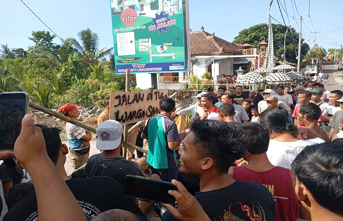 Situasi di depan Perumahan Graha Ardi Sukasada yang ditutup warga, imbas perintah bongkar tembok parahyangan warga Desa Adat Sangket.