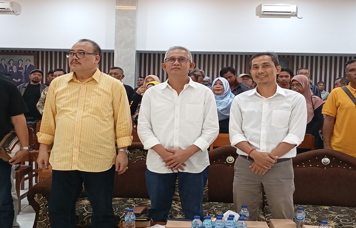 Sugawa Korry (kiri) Igk Kresna Budi (tengah, ketua DPD II Golkar Buleleng), dan Gede Suardana (kanan).