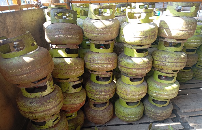 Kelangkaan gas LPG 3 Kg sempat langka karena adanya praktek oplosan gas alias pemindahan isi tabung gas subsidi ke non subsidi yang diakukan pelaku di Bali.