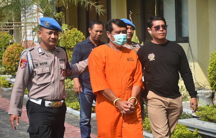 Pemilik gudang yang dijadikan tempat penimbunan dan pengoplosan Gas Elpiji bernama Sukojin dikawal polisi ke sel tahanan Polresta Denpasar. Saat ini dia menjalani sidang di PN Denpasar.