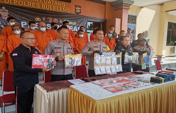 Polres Buleleng saat merilis hasil tangkapan Operasi Antik. Salah satu dari mereka ternyata melakukan aksi nyeleneh, karena menyimpan sabu di pelinggih penunggun karang.