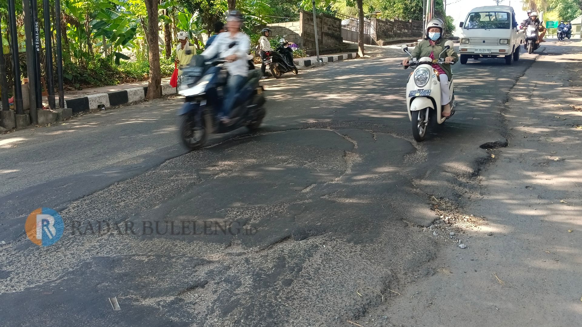 JALAN RUSAK: Kondisi aspal di Jalan Laksamana, Singaraja, yang mengalami kerusakan.