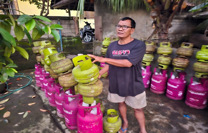 Wayan Rawan, 51, warga Banjar Pande, Desa Abiansemal, terancam dikenakan denda Rp 60 miliar dan penjara 6 tahun. Ini karena ulahnya sendiri yakni nekat oplos Gas Elpiji Subsidi 3 Kg ke non subsidi.