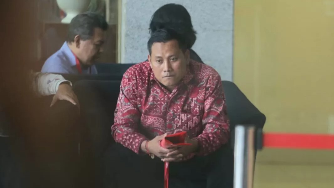 Staf Sekjen PDI Perjuangan Hasto Kristiyanto, Kusnadi tiba untuk menjalani pemeriksaan di gedung KPK, Jakarta, Rabu (19/6/2024).