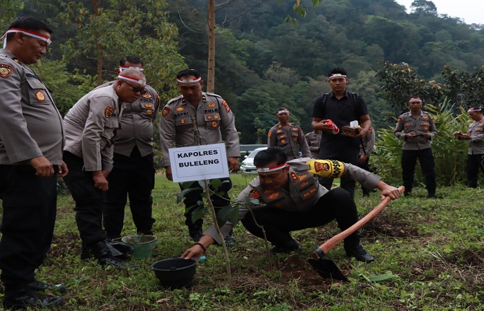 Polres Buleleng melakukan penghijauan dan penebaran benih ikan di Danau Tamblingan.