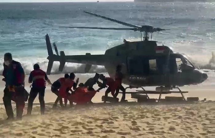 Proses evakuasi wisatawan yang tewas di Patai Kelngking,Nusa Penida. Evakuasi korban menggunakan helikopter.