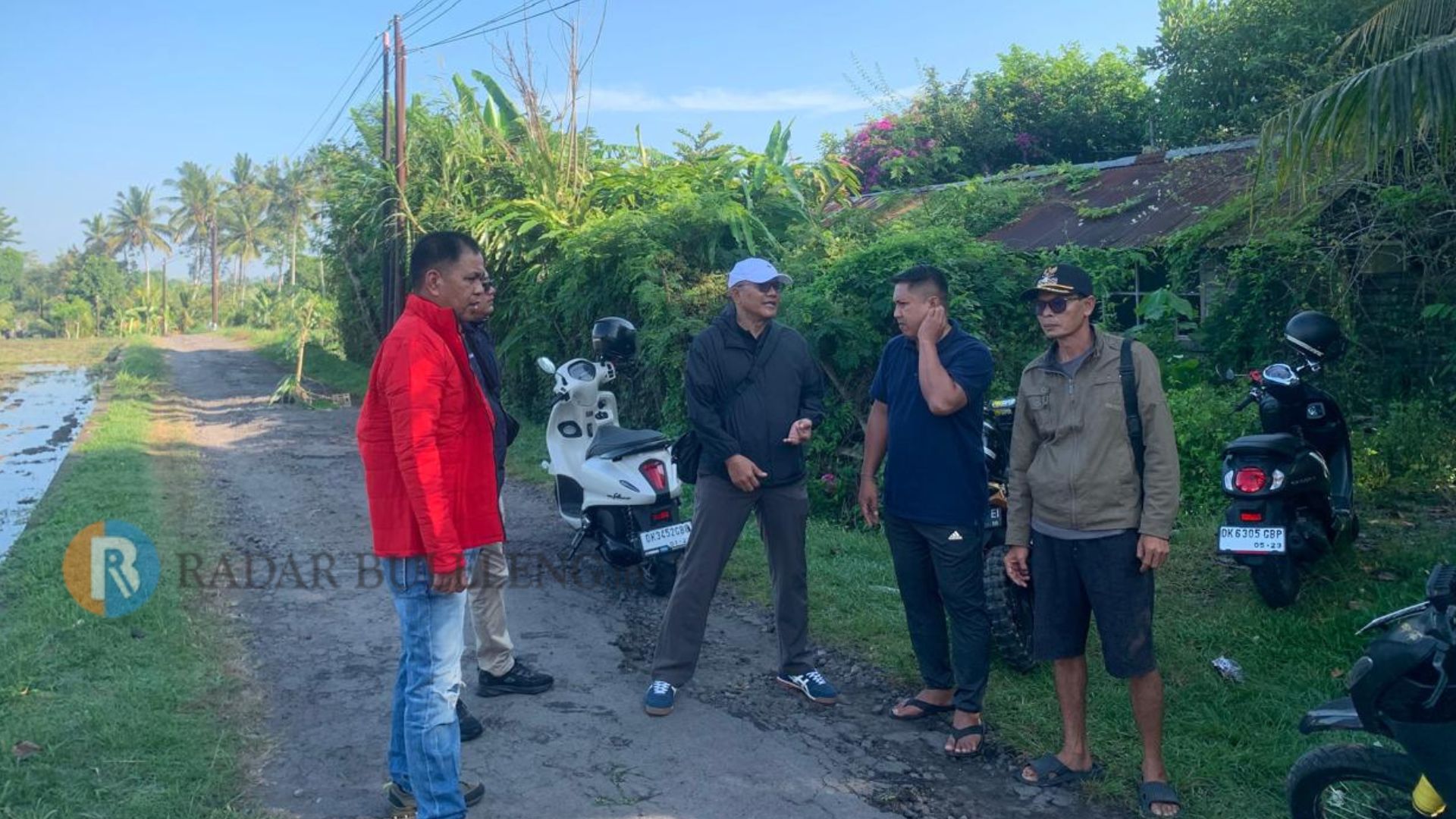 JALAN RUSAK: Dinas PUPRPKP Tabanan cek kondisi jalan rusak di Banjar Carik Padang, Desa Nyambu, Kecamatan Kediri, Tabanan.