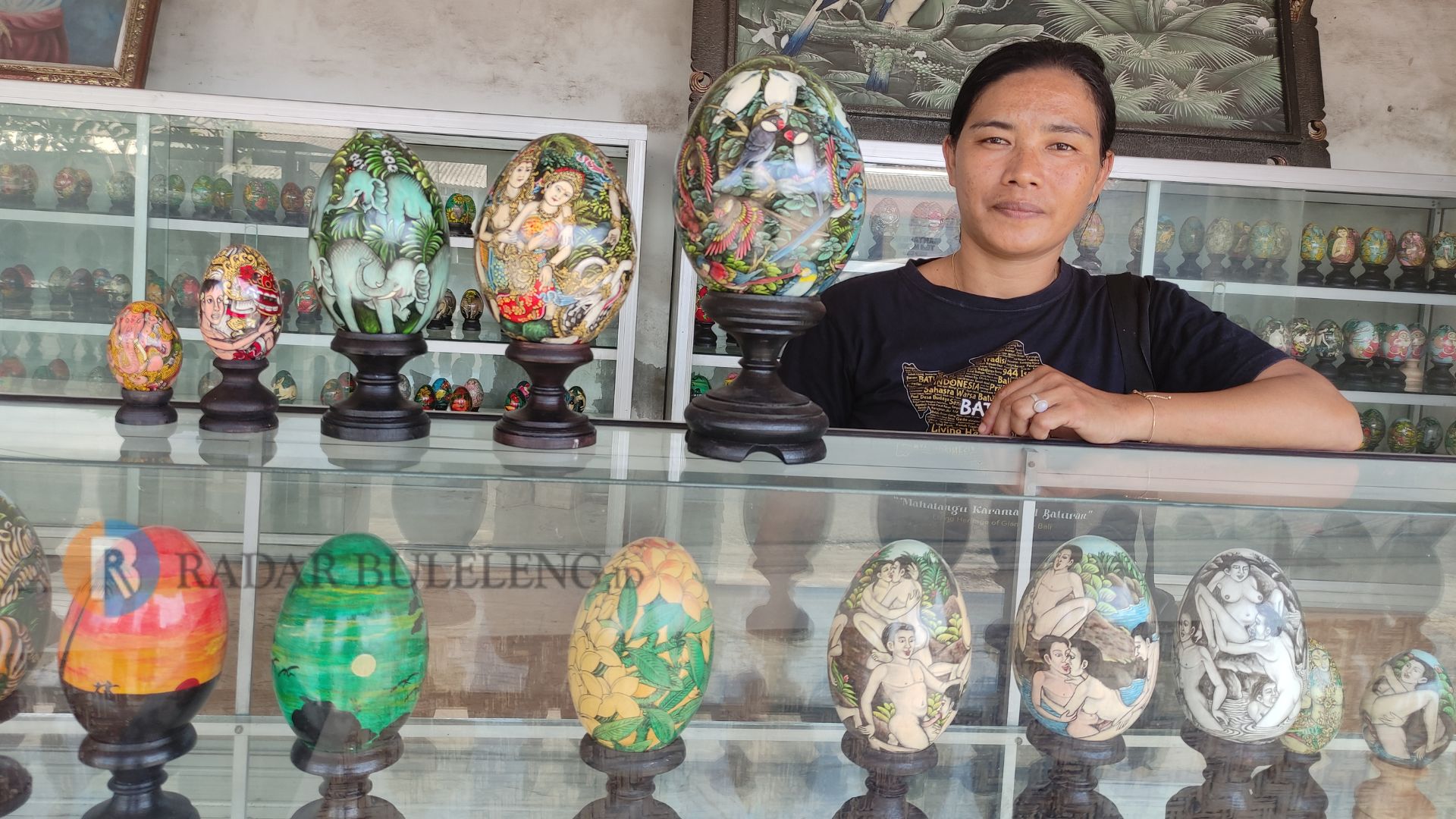 PRODUK SENI BERKUALITAS: Salah seorang perajin lukis telur menunjukkan poduk yang dijual.