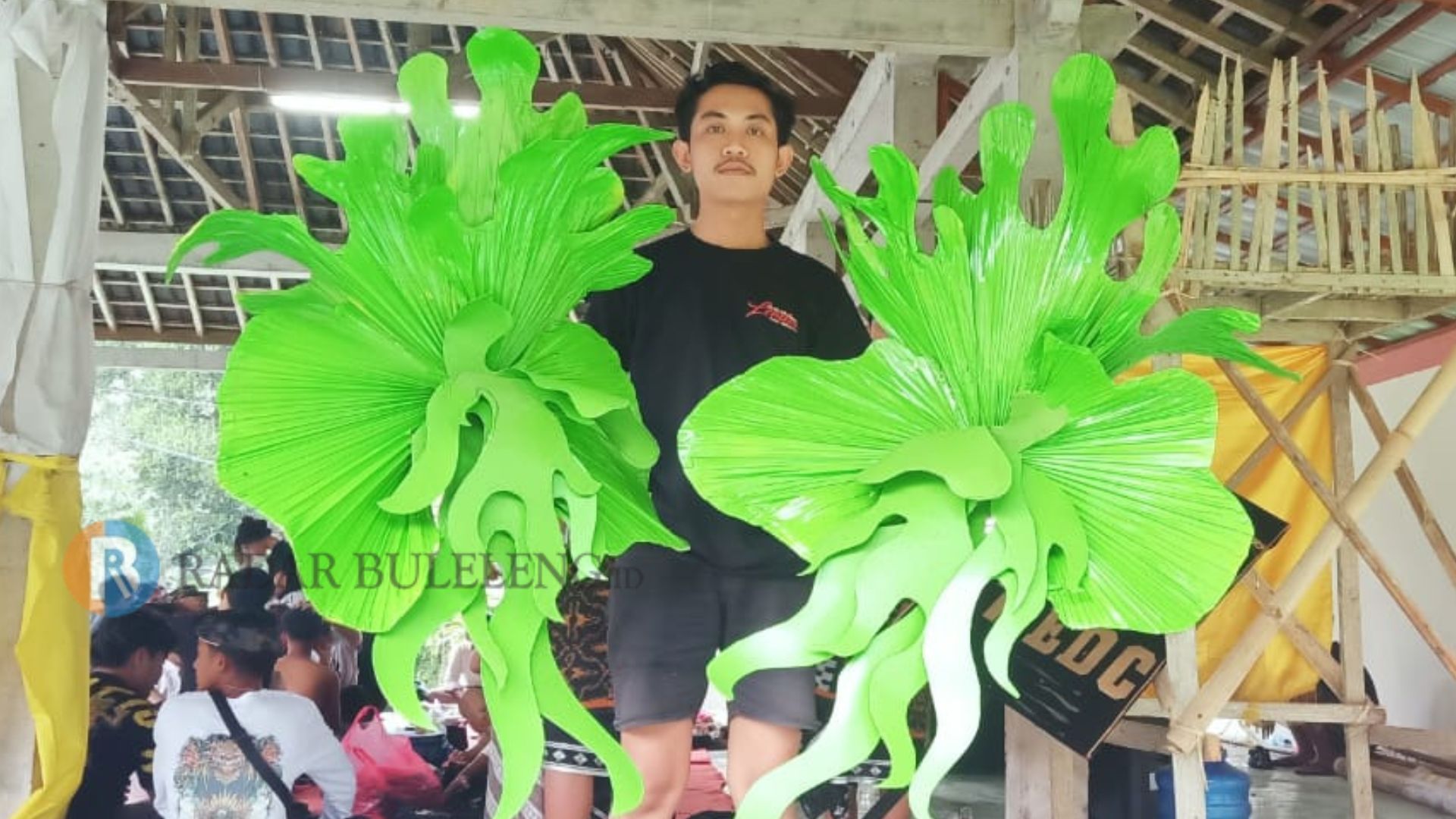 KREATIF: Pemuda menunjukkan simbar menjangan yang akan diolah menjadi canang rebong.