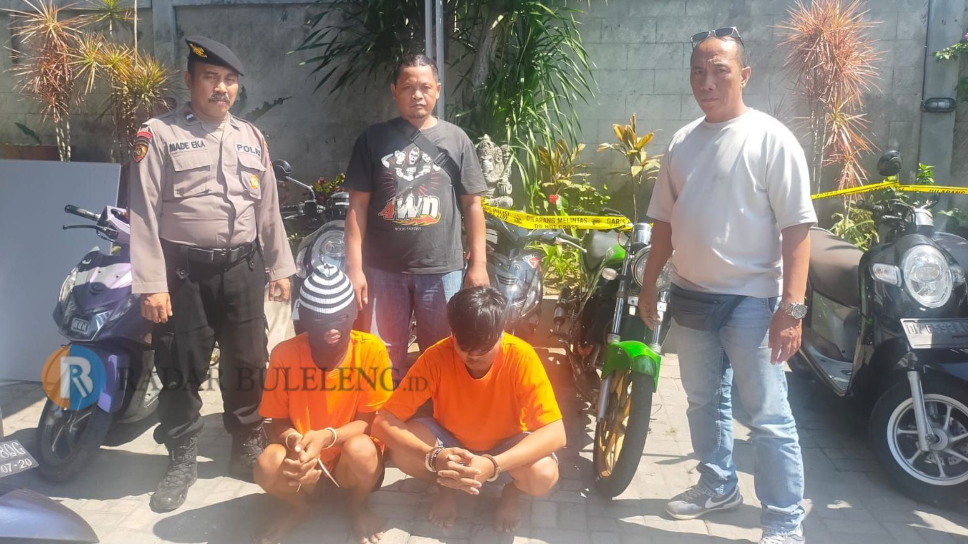 OTAK CURANMOR: RS, 16, dan temannya I Gede Sumardana Putra, 21, diamankan Polsek Denpasar Timur.