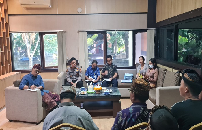 Tim 7 Warga Eks Tim-Tim mendatangi Kantah Buleleng mempertanyakan 12 sertifikat yang belum terbit.