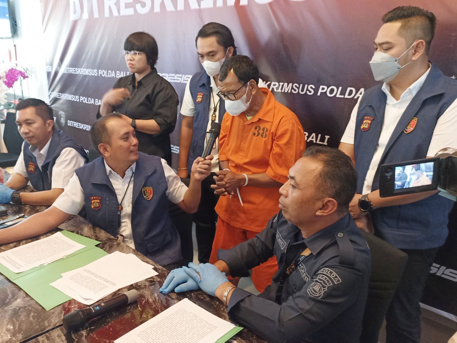 TERBONGKAR: Tersangka I Wayan Rawan (baju tahanan) saat ekspose media dan sejumlah alat bukti dan barang bukti oplos LPG di Abiansemal Badung Bali di Polda Bali (19/6/2024).